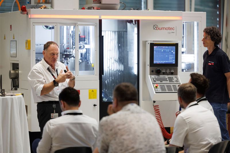 Dass es in der Aerospace-Branche nicht nur um die Bearbeitung gewaltiger Strukturbauteile auf grossen Portalfräsmaschinen geht, demonstrierte Starrag u. a. anhand einer Live-Demonstration an einer hochpräzisen «Bumotec 191neo». Am Beispiel von Einspritzdüsen wurde eindrücklich gezeigt, wie sich hochkomplexe Teile in einer einzigen Aufspannung – und komplett ohne manuellen Eingriff – fertigen lassen. (Bild: Hannes Thalmann)