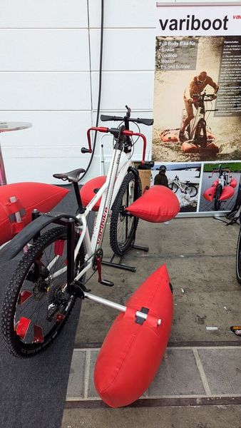 Wenn auch nicht laufen, aber so zumindest mit Muskelkraft über Wasser fahren kann man diesem Bike, bzw. mithilfe dessen Anbauten. (Bild: Dominsky – VCG)
