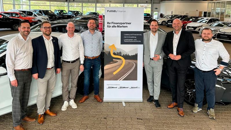Flegel Finance heißt das Finanz-Label der Eifel-Mosel-Gruppe: (v. l.) Alexander Gubert (Verkaufsleiter Eifel-Mosel), Henry Meyer (Senior Manager TKG), Ralph Flegel (Geschäftsführer Eifel-Mosel), Christian Klein (Verkaufsleiter Eifel-Mosel), Frank Leinen (Gesamtvertriebsleiter Eifel-Mosel), Daniel Krüger (Distrikt Manager TKG) und Dominic Klein (Geschäftsleitung Autohaus Heisel)(Bild:  Toyota Kreditbank)
