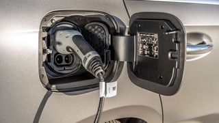 Plug-in-Hybride beherrschen auch das Schnellladen. (Daimler)