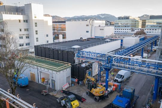 Se está construyendo un edificio de producción de dos plantas con estructura modular de acero: 833 metros cuadrados de superficie de laboratorio y 630 metros cuadrados destinados a una sala de máquinas en la primera planta.(Imagen: Roche)