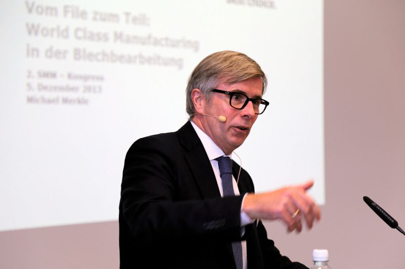 Dipl. Betriebswirt MBA, Michael Merkle, Bystronic Laser AG, ging darauf ein, wie mittels moderner Technologie im Blechbereich hocheffizient produziert werden kann. (Bild: SMM)