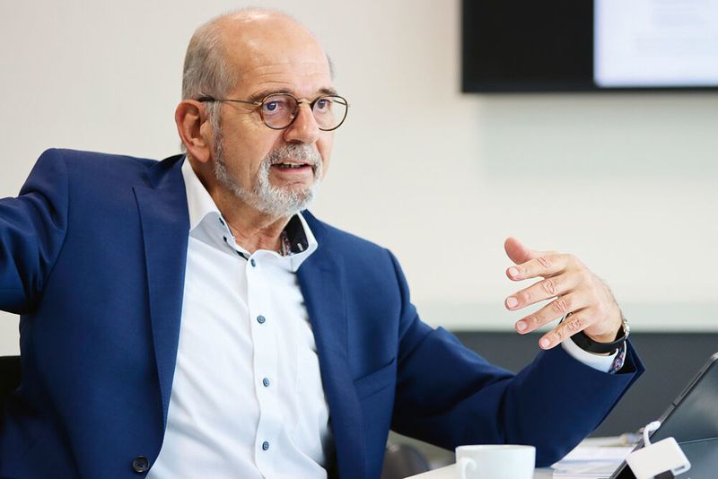 Den Umstand, dass Boysen im Jahr 2020 etwa 400 neue Arbeitsplätze geschaffen hat, bewertet Geschäftsführer Rolf Geisel positiv: „Das hat Seltenheitswert. Zumindest sind mir ähnliche Beispiele aus der Branche nicht bekannt.“ (Boysen)