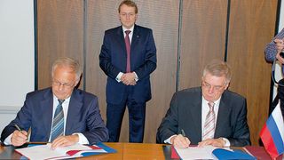 Swissmem-Präsident Johann N. Schneider-Ammann und der Leiter der Handelsvertretung der Russischen Föderation in der Schweiz, Yury S. Khromov, beim Unterzeichnen des «Memorandum of Understanding». (Archiv: Vogel Business Media)
