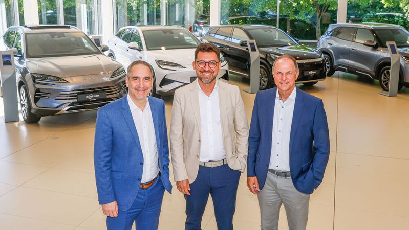 Aufbruch mit BYD in Mainz: (v.l.) Unternehmenschef Christian Scherer, der Deputy Country Manager BYD Deutschland, Patrick Schulz, und Peter Germann, Geschäftsführer von Scherer in Mainz. (Bild:  torsten zimmermann fotografie an der wied 29 55128 mainz)