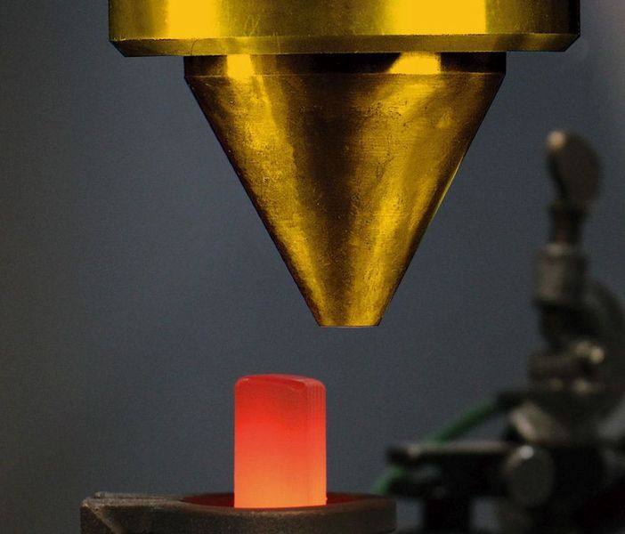 Koaxiale Laser-Pulver-Düse für die generative Bearbeitung mit zusätzlicher induktiver Wärmeeinkopplung. (Bild: Fraunhofer IWS)
