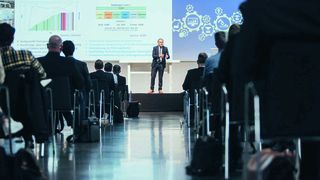 Franz E. Gruber, Gründer & Beirat der FORCAM GmbH, auf der Bühne. Seine Praxisbeispiele zeigten, wie man mit datengetriebener Fertigung Nachhaltigkeit (CO2-Neutralität), Effizienz (resiliente Lieferketten) und Innovationskraft (Wachstum) erreicht. (VCG)