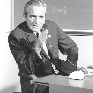 Der Erfinder:  Der Ingenieur und Computertechniker Douglas C. Engelbart (Photo von 1968) gildt nicht nur als Erfinder der Maus, er trug auch maßgeblich zur Entwicklung von Hypertext, Videokonferenzen und GUIs wie wir sie heute kennen bei. (Bild: SRI Douglas Engelbart 1968 / CC BY-SA 3.0 / Wikimedia Commons)