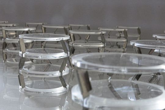 Das Vorbild: Phononische Kristalle können Schwingungen entlang ihrer Längsachse in Rotationsbewegungen umwandeln und so «schlucken».(Bild:  Empa)