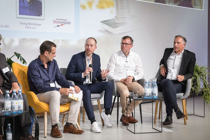 Anwenderkongress Steckverbinder 2023: Tag 1 mit Basisseminaren, Podiumsdiskussion und Posterslam. (Bild: Stefan Bausewein)