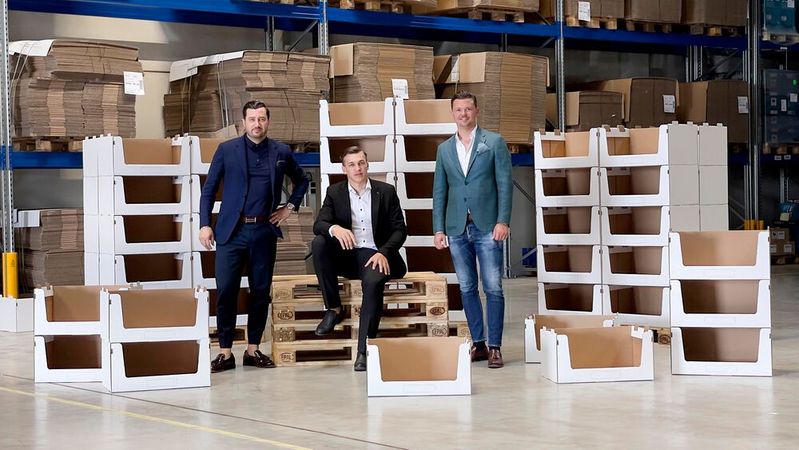 Einstieg in die Welt der Kartons (v.l.): Navid Thielemann (Unternehmer und Investor), Sebastian Welp (Gründer Lagerkartons) und Christian Flick (COO der Thielemann Group und Investor).