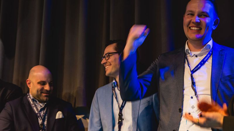 Ja! Christoph Stricker jubelt. Das Autohaus Stricker ist Sieger in der Kategorie Vertragshandel. (Bild: stefan bausewein)