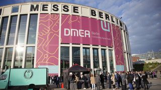 2023 kamen rund 16.200 Teilnehmerinnen und Teilnehmer auf dem Berliner Messegelände zusammen – 735 nationale und internationale Aussteller, sowie mehr als 300 Speaker waren dabei.  (© © Messe Berlin GmbH)