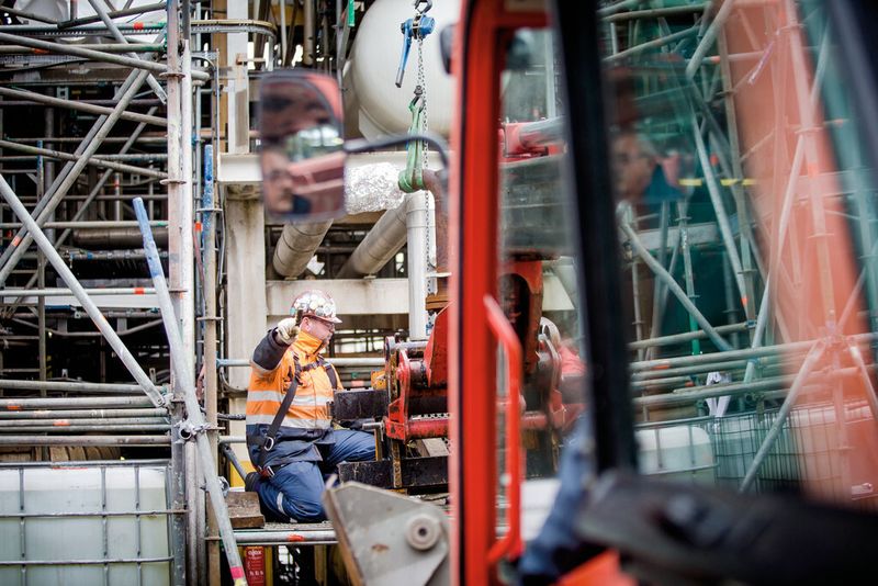 Alle Zeichen auf Go: Auch für Anlagenbetreiber kann sich das Rennen in der Boxengasse entscheiden. In Rotterdam waren etwa 3500 Mitarbeiter damit beschäftigt, einen gesamten Raffineriekomplex durchzustarten. (Bilfinger)