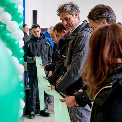 CEO Torsten Türling, Executive Vice President Bruno Oberle, Standortleiter Sebastian Kühne und der dienstälteste Mitarbeiter am Standort, Bernd Schmidt, bei der feierlichen Banddurchtrennung. (Bild: Syntegon )