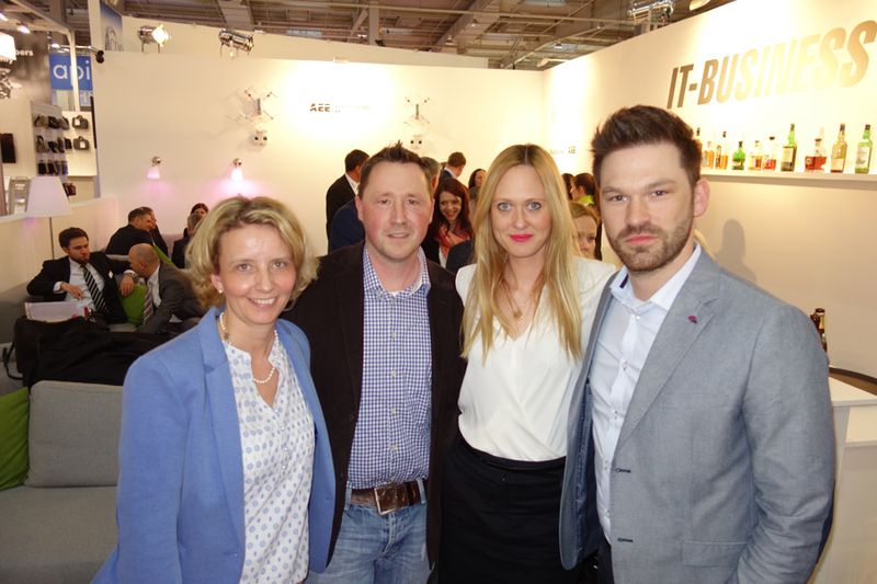 (v. l.) Stephanie Steen, IT-BUSINESS, mit Stefan Schmitt, Karina Surmann und Martin Pfleiderer, Tarox (Bild: IT-BUSINESS)