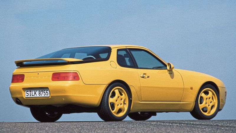 1991 stellte Porsche den 968 vor, ein Jahr später folgte die Sportvariante „CS“. Sie verzichtete auf zahlreiche elektrische Ausstattungsdetails, war tiefer gelegt und trug serienmäßig 17-Zoll-Räder. Im Preis war sie rund 12.000 DM günstiger als der normale 968. (Bild: Porsche)
