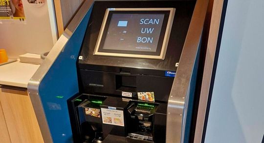 Bargeld only: Sobald ein Bürger sein behördliches Anliegen erledigt hat, erhält er ein Ticket. Mit diesem kann er an einem Kassenautomaten bar bezahlen (wenn er nicht beim Sachbearbeiter mit Karte bezahlen konnte). Das Ticket wird eingescannt und der Bürger kann seine Münzen und Scheine einfach in den Automaten schütten.(Bild:  Gemeine Heerlen, Niederlande)