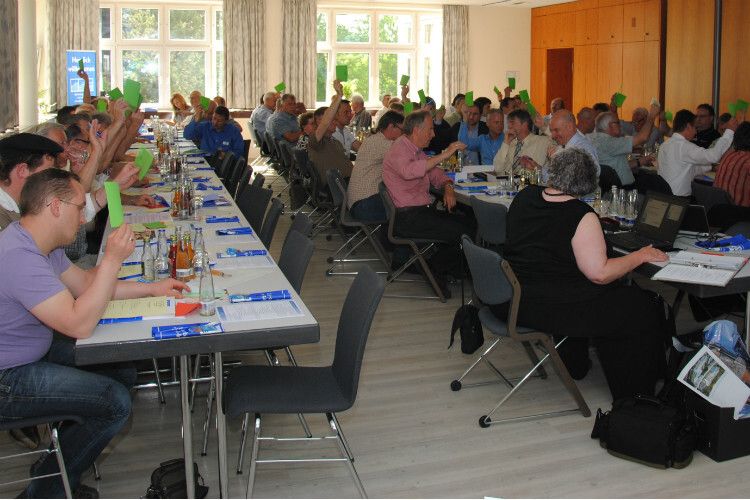 Übung vor der Europawahl: Bei ihrer Jahresversammlung 2014 standen die Mitglieder der Kfz-Innung Schwaben vor einem Wahl-Marathon. (Foto: Baeuchle)