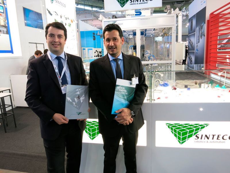 Nicolas Petri (li) und Alessandro Golino von Sinteco. Der italienische Montageanlagenbauer transferiert seit gut drei Jahren Automatisierungs-Know-how aus anderen Branchen … (Reinhardt)