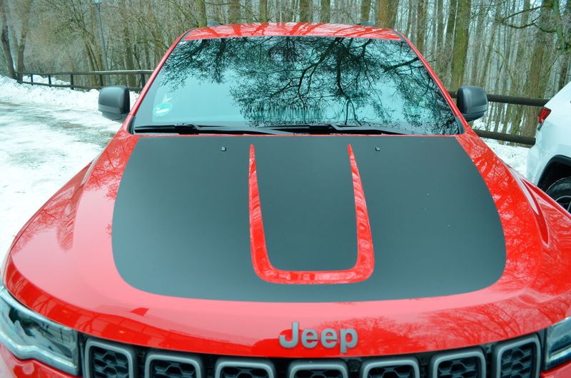 Der Trailhawk kommt mit Blendschutzfolie auf der Haube. (Rehberg / »kfz-betrieb«)