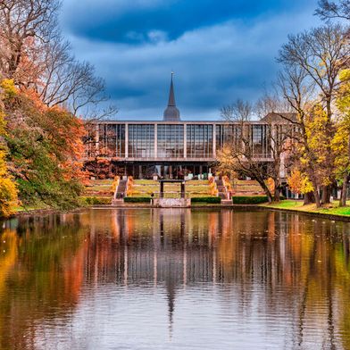 In Weimars Nordvorstadt befindet sich die Weimarhalle.  (©blende11.photo – stock.adobe.com)