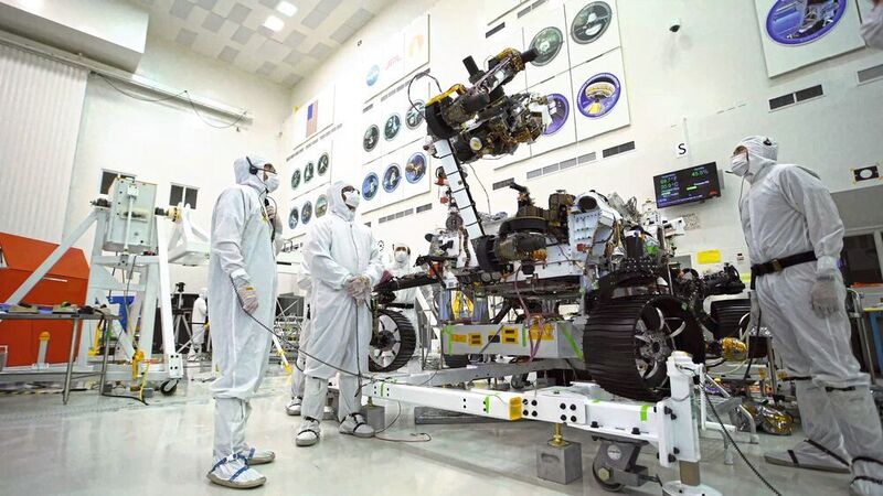 Ingenieure der NASA beim Test des Roboterarms des Rovers für die Mars-­2020-­Mission. (NASA/JPL)