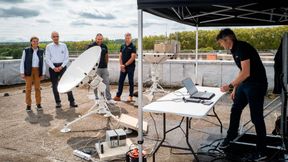 Bodenausrüstung auf dem Dach: Die Tests mit uniSpark liefen von einem Standort der CNES aus. (Bild: CNES/Adrien Ribet)