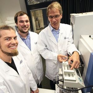 (v.l.) Klaus Wunderling, Philipp Leyendecker und Prof. Dr. Christoph Thiele am Limes-Institut der Universität Bonn.