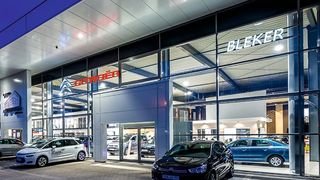 Das moderne Mehrmarkenautohaus wirkt luftig und lädt mit dem breiten Vordach auch bei schlechtem Wetter zum Flanieren ein. (JOHN E.SMITH[millermedia])