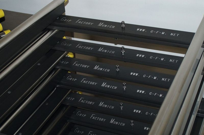 GF-Tracks (Schienensysteme für Dollys und Kräne): Die harteloxierten Aluminiumschwellen tragen den Firmenschriftzug. Rechts und links sind die silberfarbenen VA-Rohre zu sehen, unter den sich die ebenfalls harteloxierten Unterzüge befinden. Die Materialien sind miteinander verschraubt. (Bild: AHC)