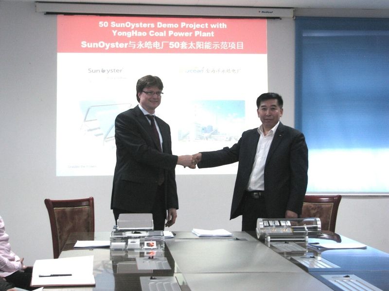 Sunoyster-Geschäftsführer Dr. Carsten Corino und Hongbo Kung, Geschäftsführer der Yonghao Gangue Power Plant Ltd., bei der Vertragsunterzeichnung. (Bild: Sunoyster)