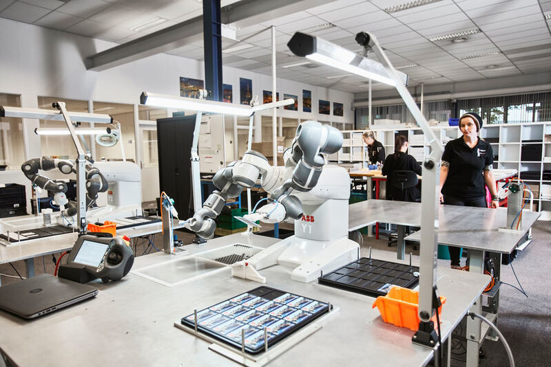 Deonet hat sämtliche Fertigungsanlagen automatisiert und setzt für die Montage mehrere Yumi-Roboter von ABB ein. (ABB)