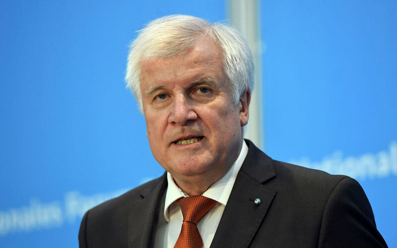 Der bayerische Ministerpräsident Horst Seehofer (CSU) war nur bedingt mit den Ergebnissen zufrieden. Er wirbt massiv für eine staatliche Umweltprämie, die von der SPD-Umweltministerin Barbara Hendricks aber strikt abgelehnt wird. (Maurizio Gambarini/dpa)