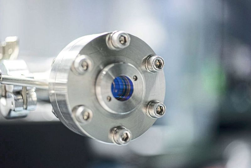 Edelgas-befüllte Druckkammer mit lichtführender Hohlkernfaser. Das Gas und das Licht interagieren miteinander. Die Folge: Das optische Spektrum verbreitert sich, die Pulse werden kürzer (30 fs) (Fraunhofer IOF, Walter Oppel)