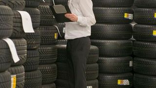 In diesem Jahr wollen sich sieben Prozent der Autobesitzer „ganz bestimmt“ und zehn Prozent „sehr wahrscheinlich“ Ganzjahresreifen kaufen. (ProMotor)