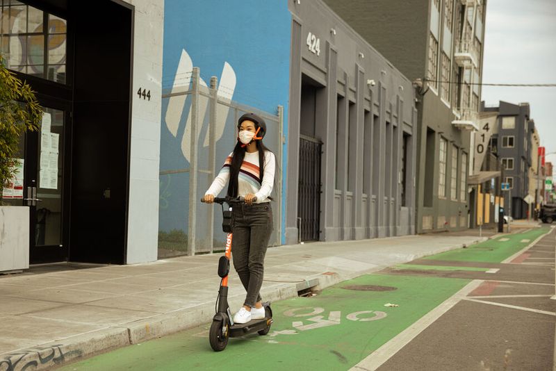 Bei mehr als 2.100 schweren Unfällen mit E-Scootern sind im vergangenen Jahr in Deutschland Menschen verletzt oder getötet worden.