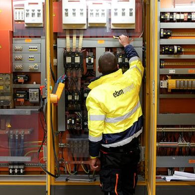 In einer Bestandaufnahme wird das Energieeinsparungspotenzial ermittelt. Anhand eines digitalen Zwillings lässt sich später mit Nexaira der Anlagenzustand erfassen, überwachen und weiter optimieren. (Bild: Tom C. Dux/EBM-Papst)