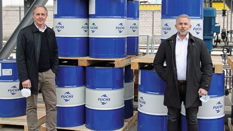 Die Ansprechpartner für Autohäuser und Werkstätten der Fuchs Schmierstoffe GmbH sind Michael Radig (re.), Leiter Autohaus- und Werkstattgeschäft, und Dirk Nusselt, Leitung Verkauf Automotive.(Bild:  Fuchs)