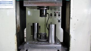 Wie sich Beschädigungen der Werkzeuge infolge verschiedener Fertigungsverfahren auf das Einsatzverhalten im Umformprozess auswirken, untersuchten Wissenschaftler der Universität Hannover.  (Bild: IFUM)