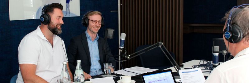 Pipelines zählen zur Kritischen Infrastruktur, Betreiber sind somit mit einem entsprechend herausfordernden Risiko- und Krisenmanagement konfrontiert. Die gute Botschaft der Pipeline-Spezialisten Daniel Vogt (links) und Maximilian Ihring von Krohne Messtechnik im Podcast: Hier kann geholfen werden ...(Bild:  PROCESS / Stephan)