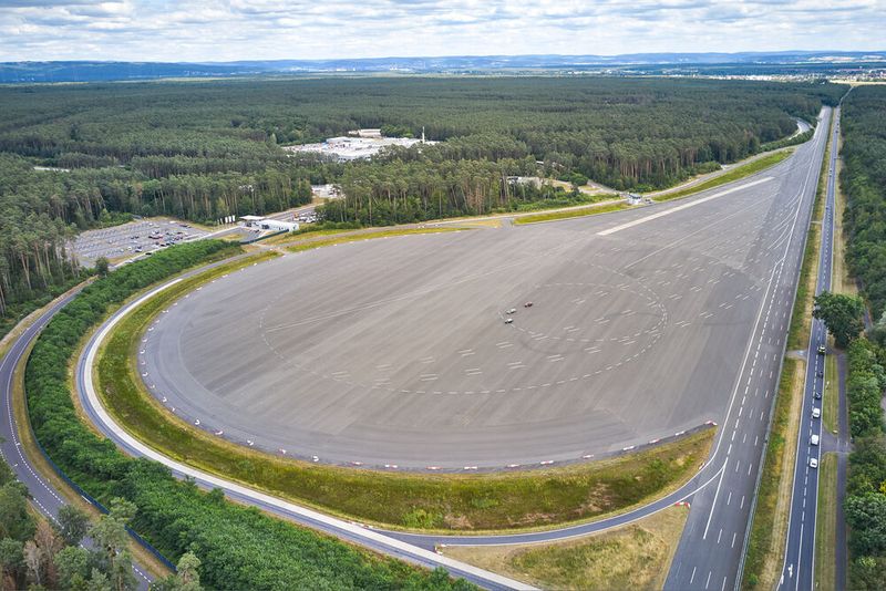 Das sogenannte skid pad wird unter anderem genutzt, um Querkräfte zu ermitteln. (Bild: Segula)