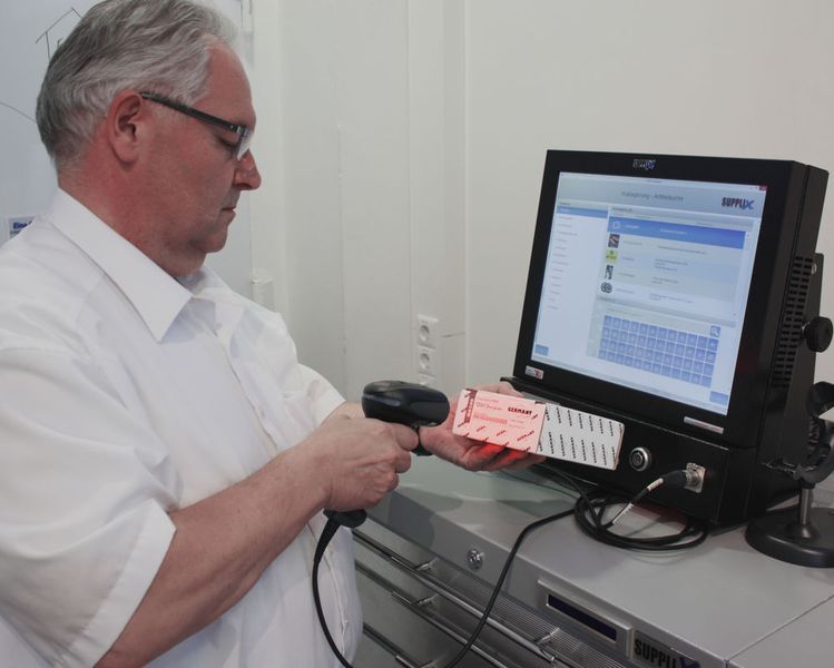 Per Barcode-Scanner werden Waren in das System eingelesen. Der TSM kontrolliert den Lagerbestand, bestellt selbstständig und verhindert so etwa Maschinenstillstandzeiten. (Bild: Bedrunka + Hirth )
