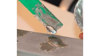 Mit dem polymergebundenen Reparatursystem „plasticmetal“ von Diamant Metallplastic aus Mönchengladbach, gelingt die Ausbesserung von Lunkern und Fehlstellen im Handumdrehen, wie es heißt. Kleine und mittelgroße Oberflächenreparaturen sollen sich an Guss-, Stahl- und anderen Metalllegierungen bewerkstelligen lassen. (Diamant Metallplastic)