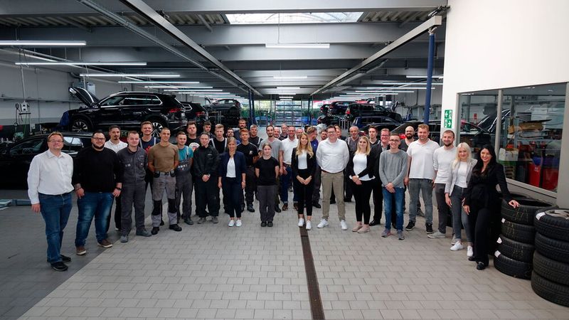 Das Serviceteam von Glinicke: Insgesamt sind im Baunataler Autohaus rund 95 Mitarbeiter beschäftigt.  (Bild: Rosenow/»kfz-betrieb«)