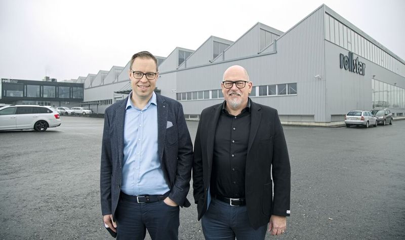 Die beiden Initianten der Seetalfertigung Lukas Ziegler (li.) und Robert Ott, im Hintergrund das 60 Mitarbeiter starke Familienunternehmen Rollstar AG, das sich auf modulare Planetengetriebe und Hydromotoren spezialisiert hat. (Bild: Matthias Böhm)