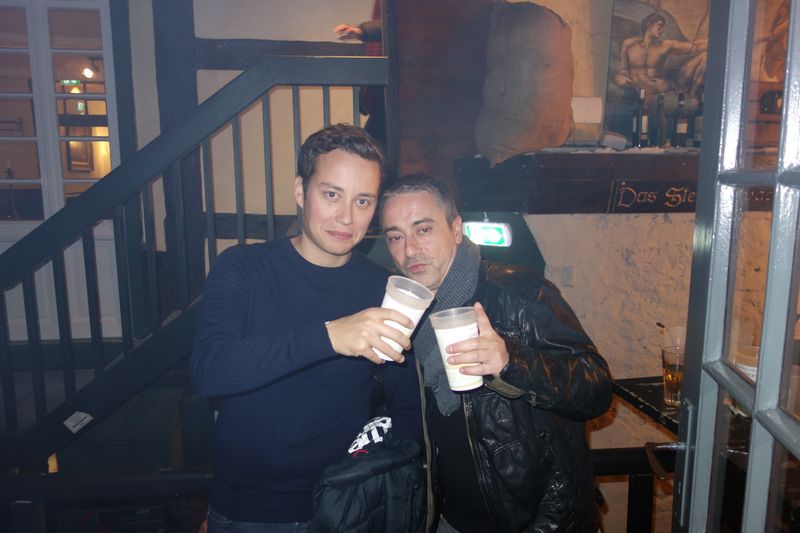 (l.) Marius Otto, ALSO, und  Roland Wolters, MEDIUM, prosten sich an. (IT-BUSINESS)