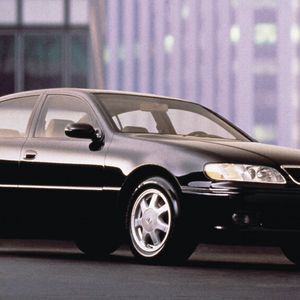 Der 1991 neu eingeführte Lexus GS wurde ab 1993 auch in Deutschland angeboten. Die Karosserie hatte Italdesign Giugiaro designt. Den Wagen gab es mit zwei unterschiedlichen 3,0-Liter-6-Zylinder-Reihenmotoren, einer mit einem Twin Turbo. Ab 1992 war auch ein V8-Motor mit Luftfederung und Allradantrieb erhältlich.(Bild:  Lexus)