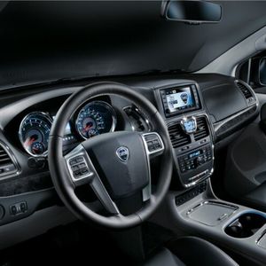 Der Lancia Thema bietet mit der Ausstattung „Extended Comfort“ unter anderem Echtholz-Applikationen sowie kühl- und beheizbare Getränkehalter vorn.