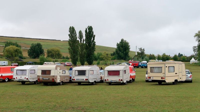 Fünf Campingwohnanhänger: drei QEK Junior, dazwischen ein QEK 325 und rechts ein Bastei 350. (Bild: Diehl)